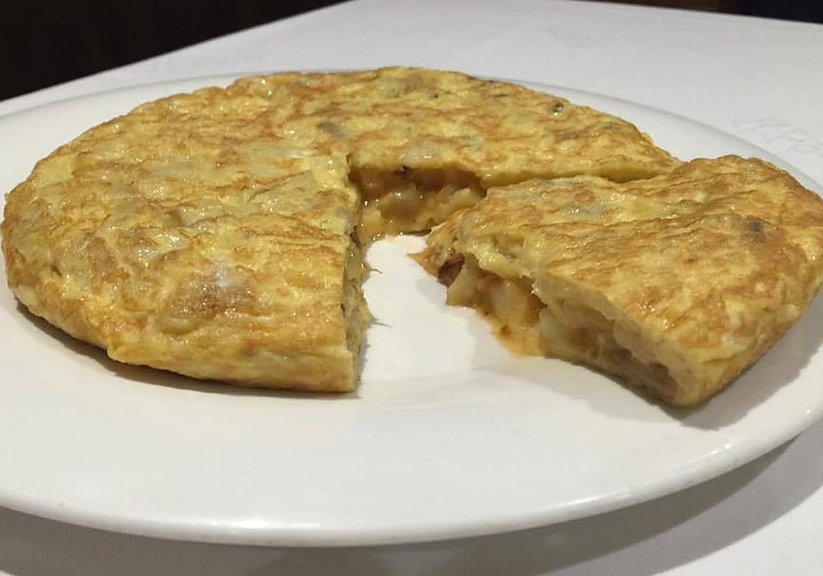 Tortilla elaborada por el restaurante El Tizón, en Oviedo.
