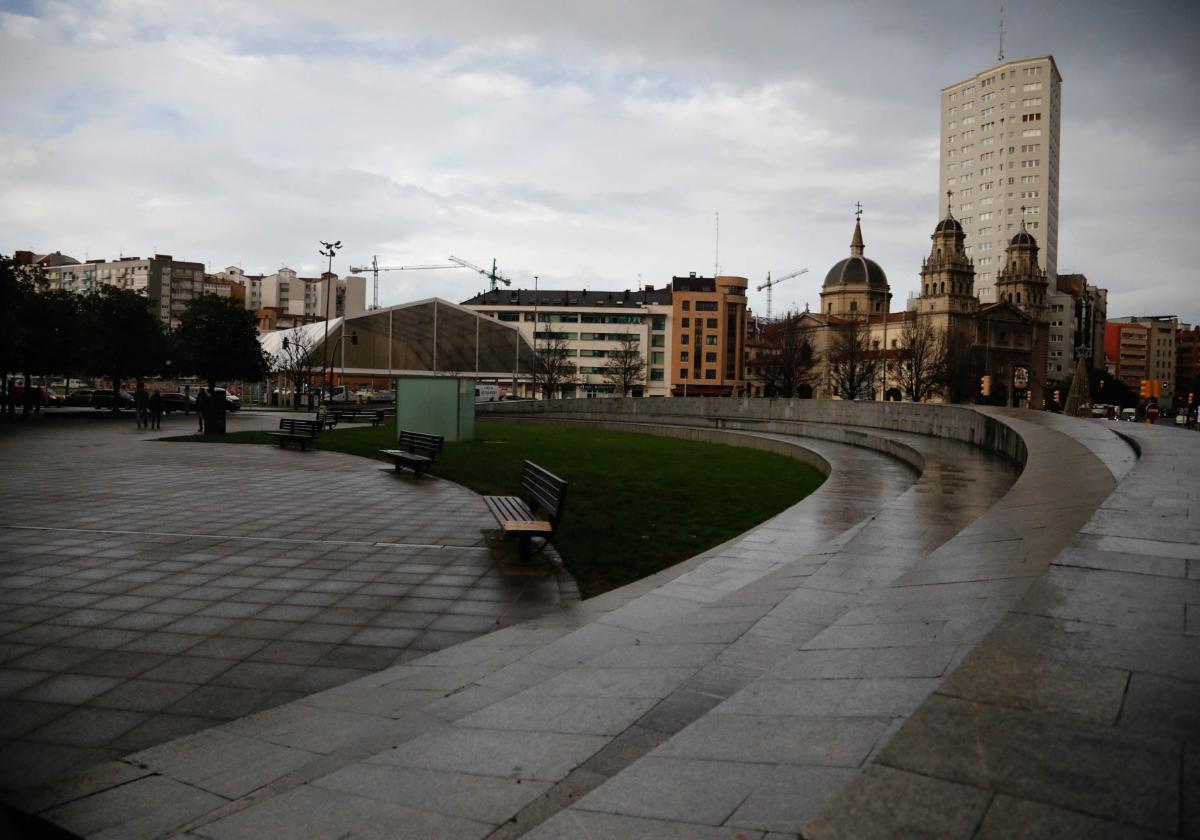 Vista de la plaza de El Humedal, donde se colocará la banderona de España. FOTOS: JUAN CARLOS ROMÁN