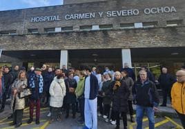 Decenas de vecinos se concentraron este viernes, delante de las puertas del Hospital Carmen y Severo Ochoa, en Cangas del Narcea.