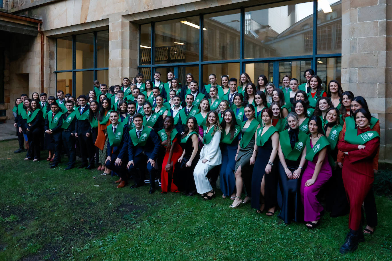 Todas las fotos de la graduación en la Facultad Jovellanos