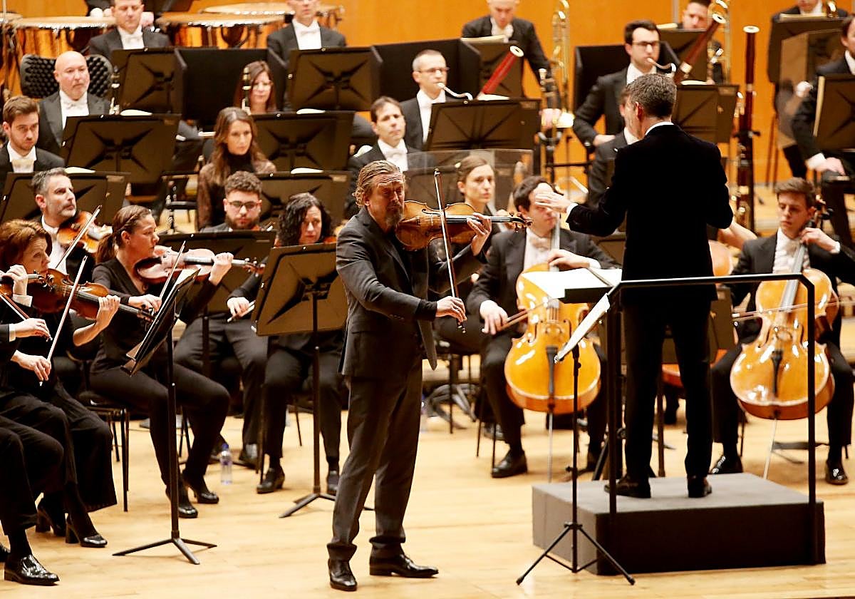 El violinista Christian Tetzlaff, con Oviedo Filarmonía, bajo la dirección de Lucas Macías.