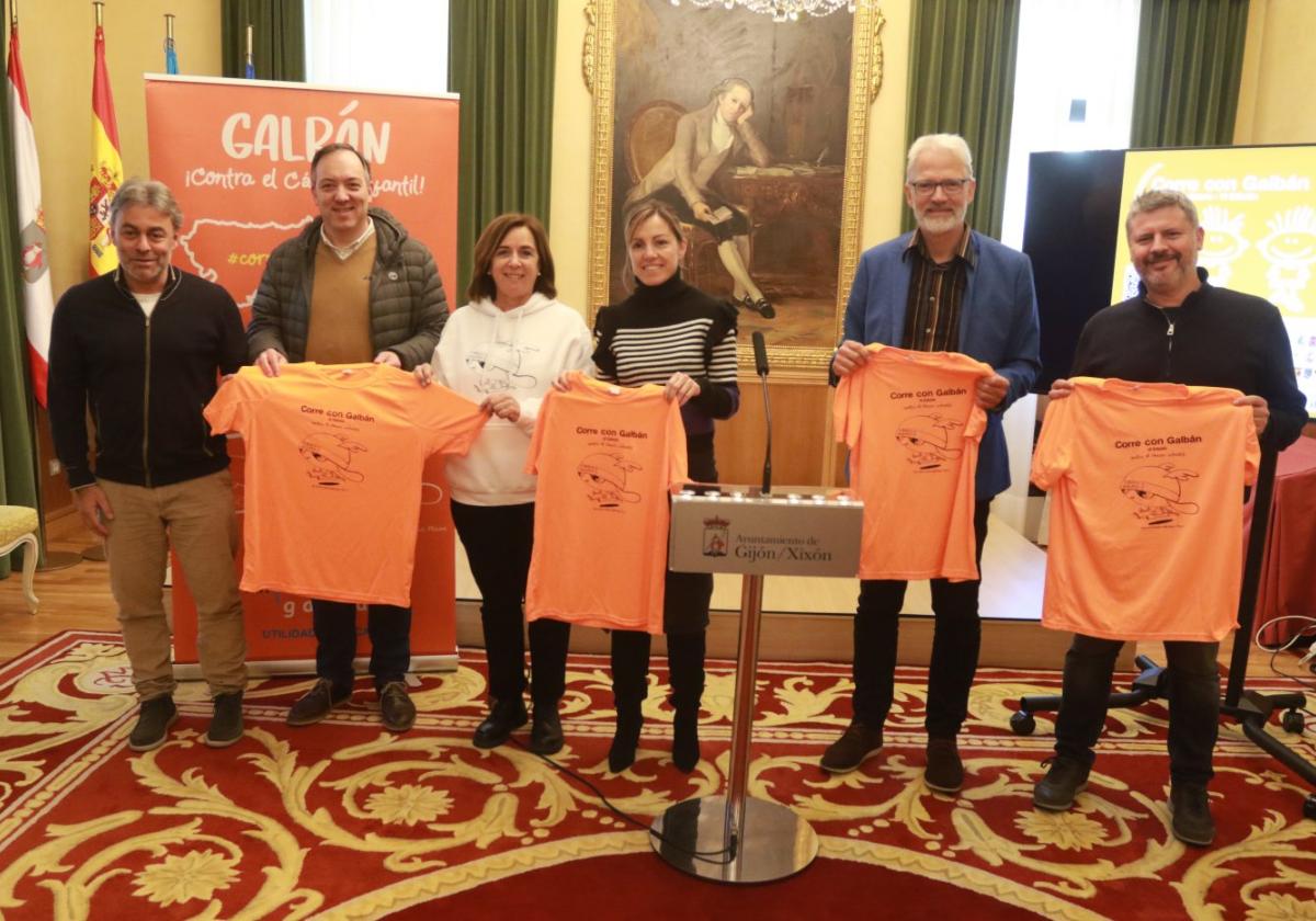 José Ramón Tuero, Alejandro Vega, Macarena Alonso, Patricia Riestra, Lennart Koch y Daniel Abad, con las camisetas.