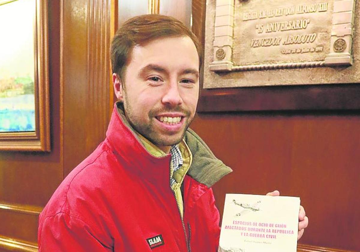 Rafael Suárez-Muñiz, en la sede del Club de Regatas de Corrida, donde presentará el jueves su libro 'Espacios de ocio de Gijón afectados durante la República y la Guerra Civil'.