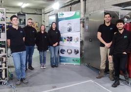 Por la izquierda, Miguel González, Manuel Cueva, Carla González, Marina Bordallo, Miguelangel Ocando y Arturo Martín, en la sede H2Vector Energy Technologies, en el polígono La Central de El Entrego. Completan el equipo Laura Guardia y Sandra Fuentes.