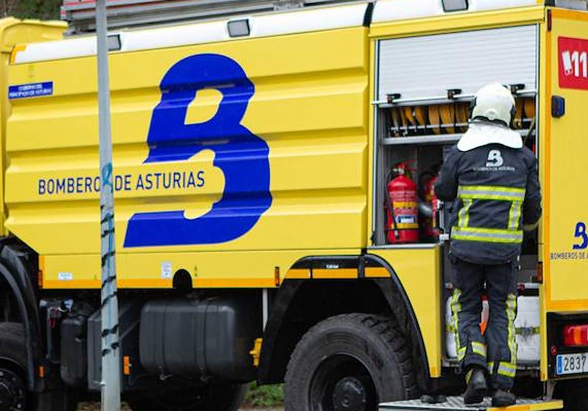 El fuego calcina el salón de una vivienda en Llanes