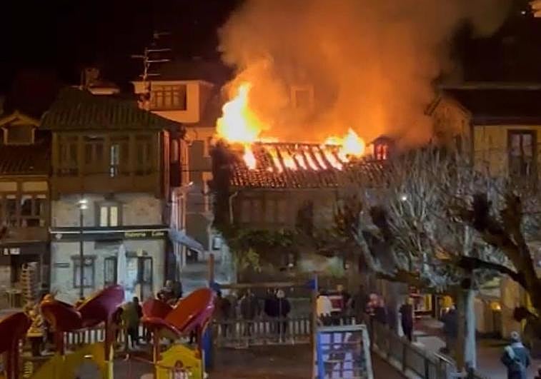 Imagen del incendio en Pola de Lena.