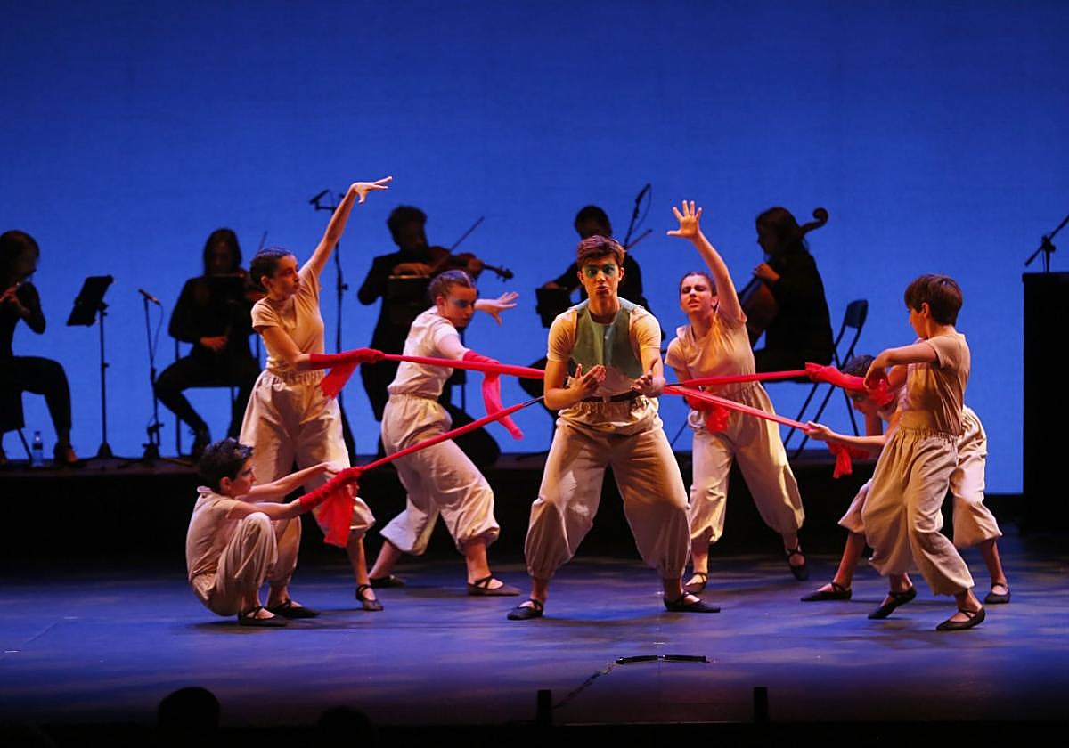 Los actores y actrices dominaron la escena con coreografías y juegos de luces.