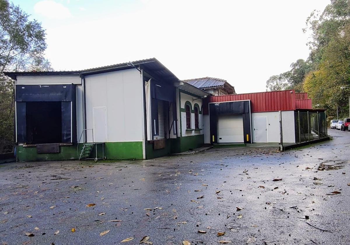 Imagen de archivo de una de las fachadas del matadero comarcal de Pravia.