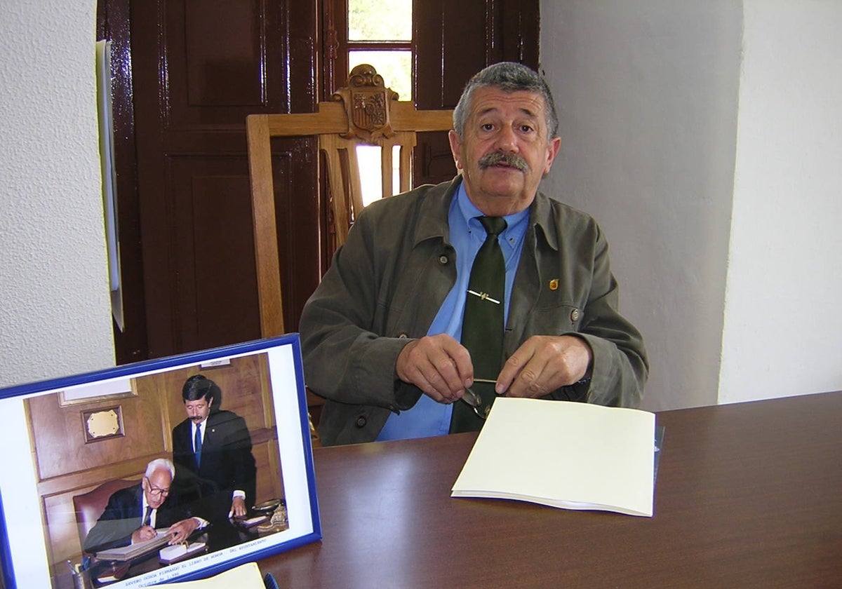 Joaquín Morilla, en el Ayuntamiento de Valdés durante su etapa como concejal del PP. En primer término, una foto de él en su etapa de alcalde, con su tío abuelo, el premio Nobel Severo Ochoa.