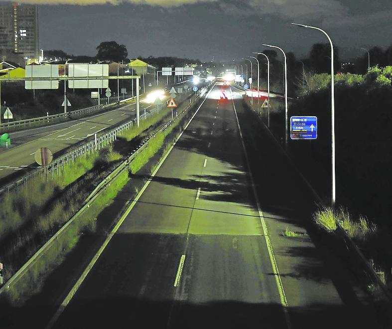 Llegar a Gijón por la autopista 'Y' supone entrar al casco urbano en la más absoluta de las penumbras. Las únicas luces, las de los vehículos.