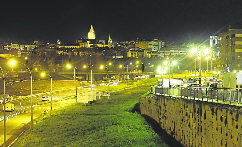 La entrada a Oviedo por la 'Y', con todas las farolas encendidas