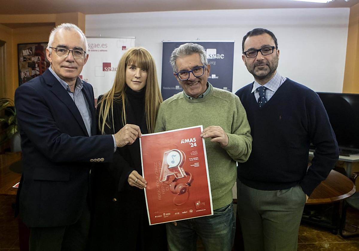 El director de Acción Cultural, Antón García, Lucía Herrera (TPA), David Serna y el concejal de Cultura de Oviedo, José Luis Costillas.
