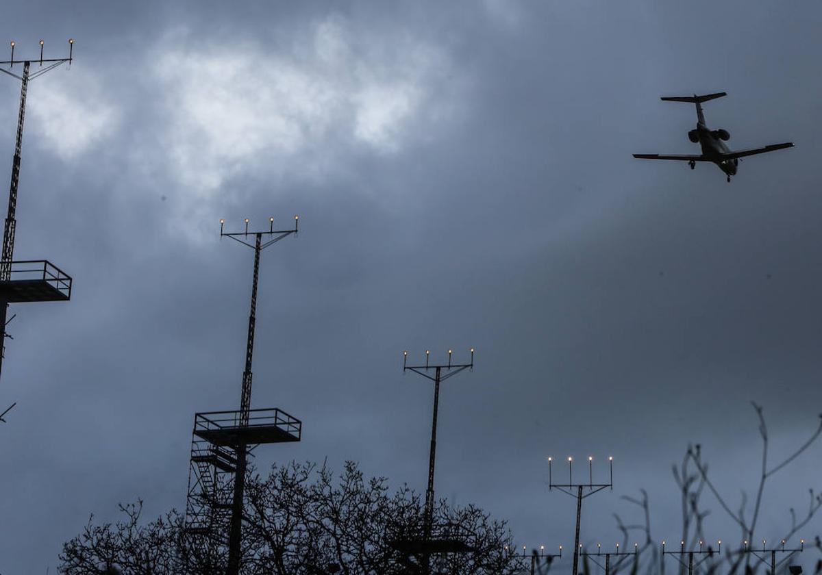 Un avión sobrevuela el aeropuerto de Asturias.