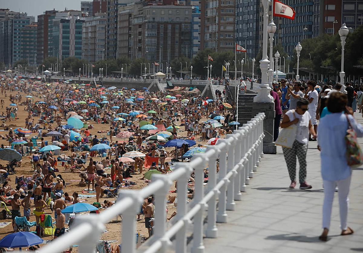 Playa de San Lorenzo, en Gijón, en el mes de agosto.
