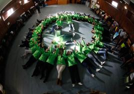 Los integrantes de la charanga Folixa pa Toos, en el antiguo cine de Roces, donde llevan desde septiembre preparándose para el gran día del Antroxu gijonés.