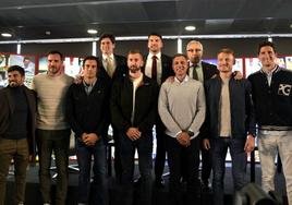 En la imagen, en la fila de atrás, Cristian Toro, entre Javier Hernanz y Alejandro Blanco. En la fila de delante, Paco Cubelos, Saúl Craviotto, Rodrigo Germade, Carlos Arévalo, Miguel García, Marcus Cooper e Íñigo Peña, en la sede del Comité Olímpico Español en Madrid.