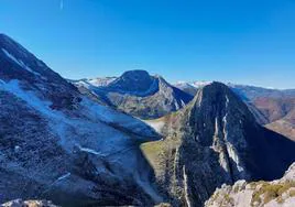 Vistas desde los altos de Peña Melera, mirando hacia el pico Los Pandos y Peña Redonda