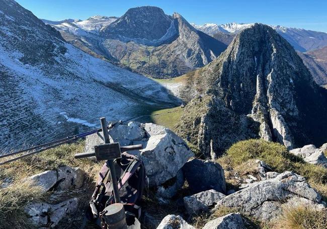 Cima de peña Melera, marcada con cruz y buzón de cumbres, mirando hacia Peña Redonda y el pico los Pandos