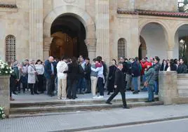 Decenas de personas acudieron a la iglesia de San Julián para despedir a María López.