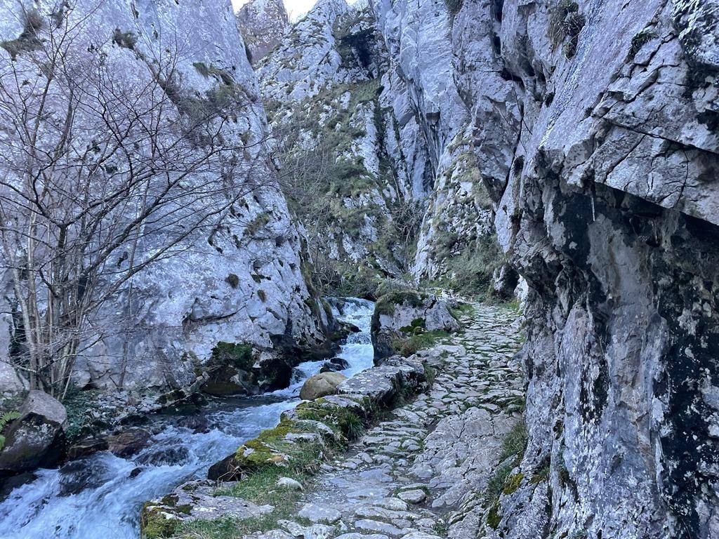 Tres rutas unidas que hacen un recorrido mágico: a las Foces del Pino, Los Pandos y Peña Melera