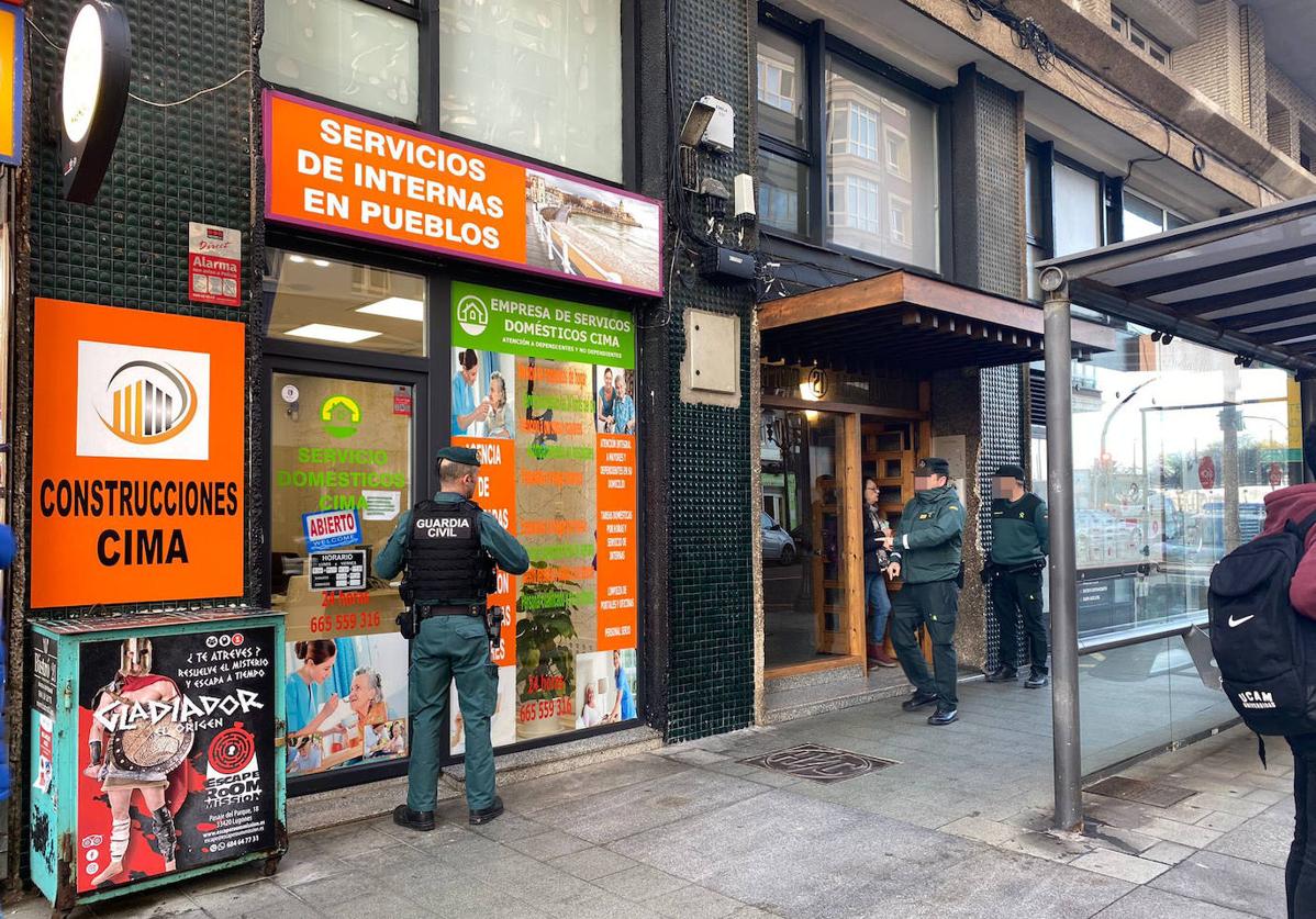 Agentes de la Guardia Civil, durante el registro.