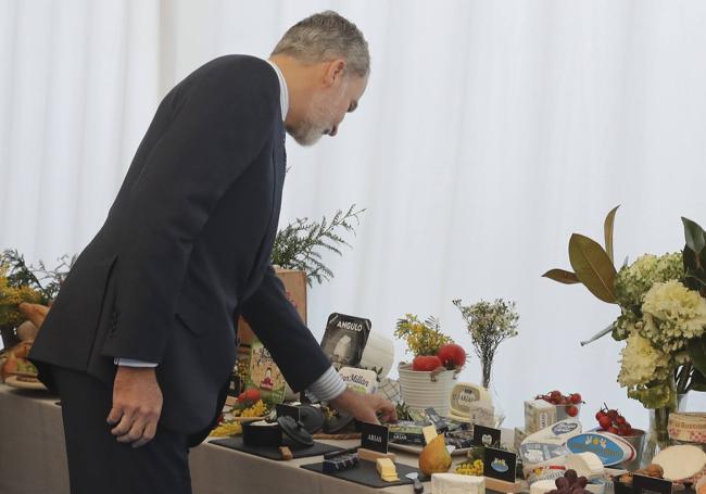 Felipe VI visita las instalaciones de la fábrica, junto con Adrián Barbón y Óscar Puente.