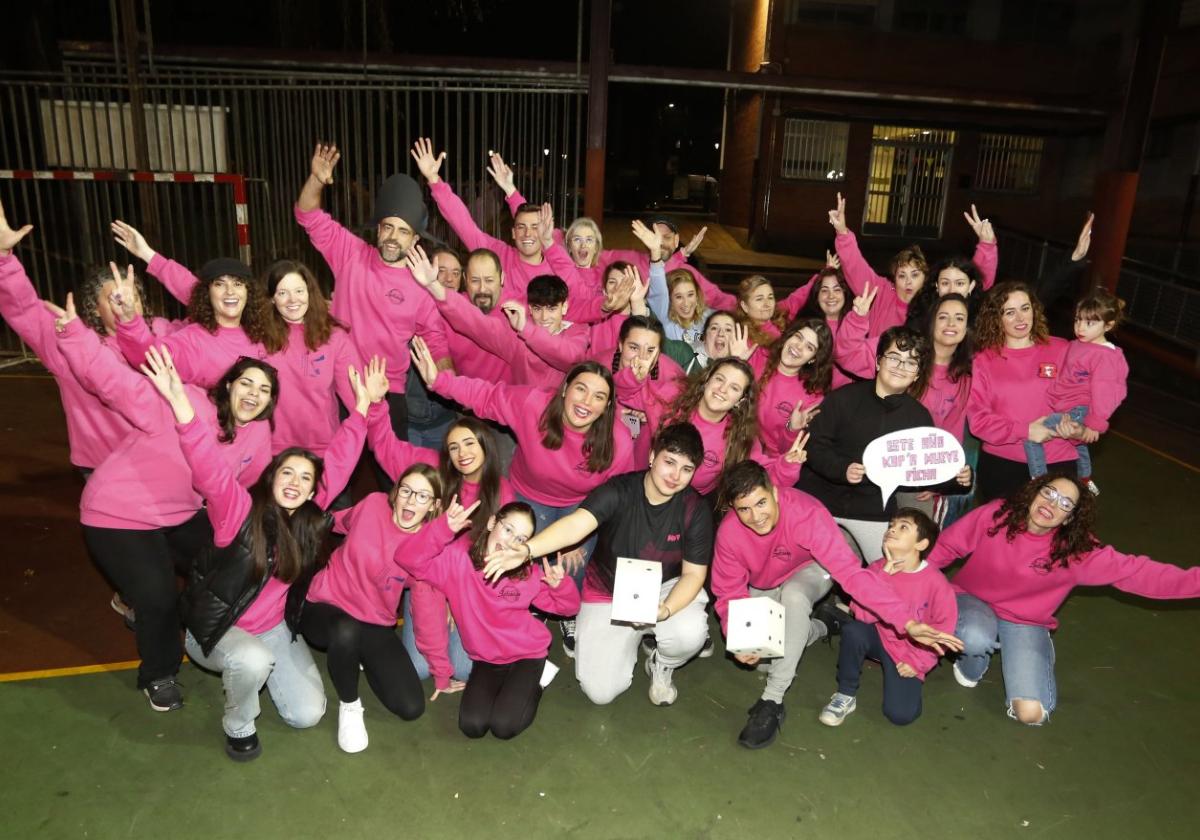 Los integrantes de la charanga, en uno de sus ensayos semanales en el colegio Noega, en Contrueces.