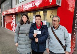 Mari Carmen Nieto, Aitor y Arturo Baz, ayer, con su entrada.