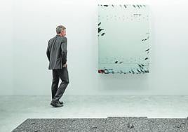 Arco. Una obra de Santiago Cancino preside esta imagen que permite imaginarse el 'estand' de la galería en la feria. atm