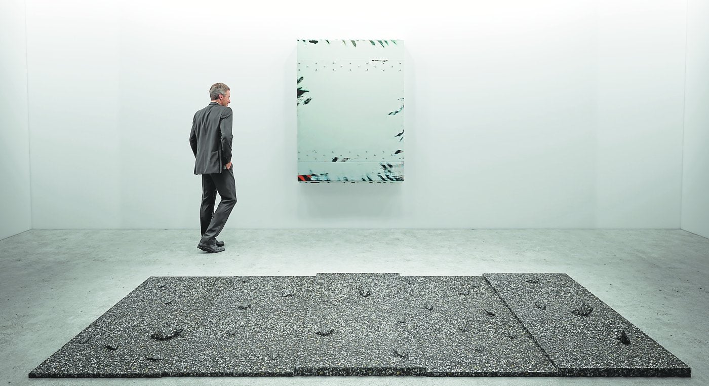 Arco. Una obra de Santiago Cancino preside esta imagen que permite imaginarse el 'estand' de la galería en la feria. atm