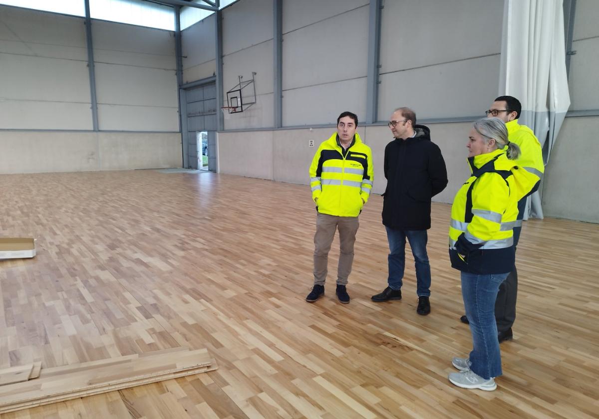 El alcalde de Llanera, primero por la izquierda, visita el polideportivo de Lugo de Llanera.