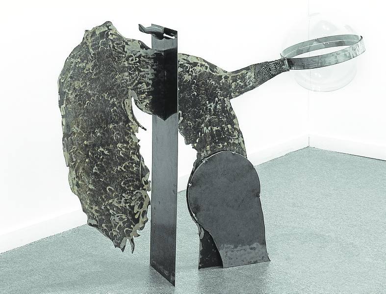 Una esfera plástica completa la segunda pieza.