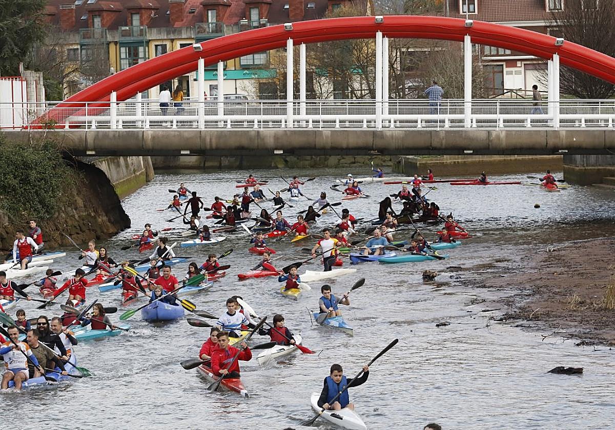 Quedada de piragüistas en el río Piles, en diciembre de 2019, para defender el anillo navegable.