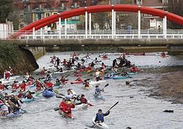 Quedada de piragüistas en el río Piles, en diciembre de 2019, para defender el anillo navegable.