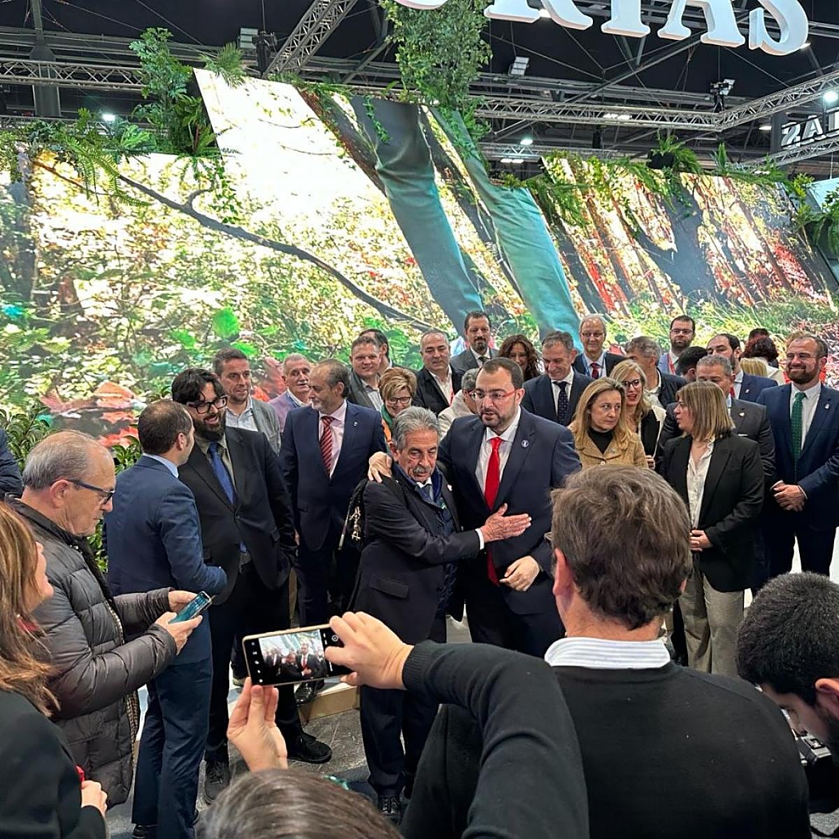 Revilla cede a Barbón el testigo de los 'selfies'