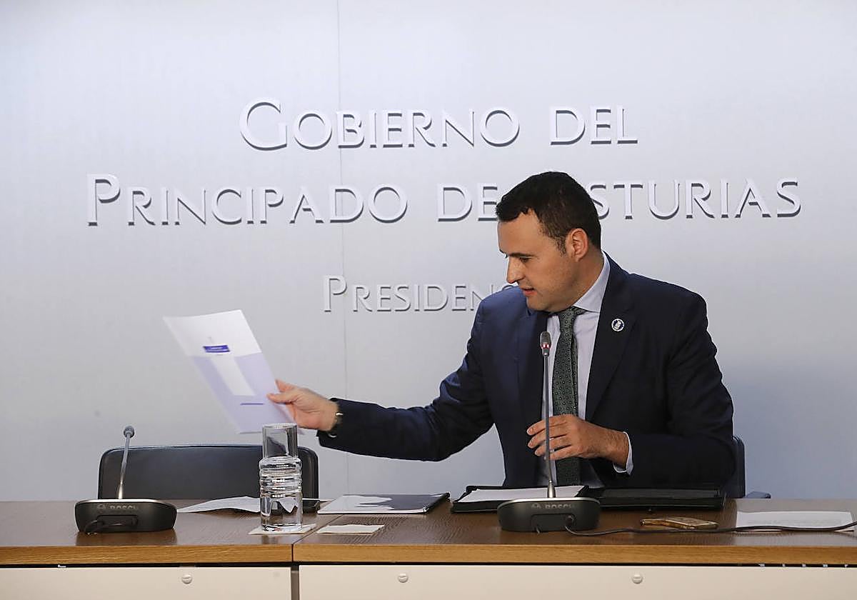 Guillermo Peláez, consejero de Hacienda, en su primera intervención como portavoz del Gobierno.