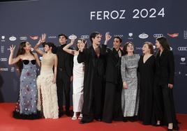 Los directores Los Javis, Javier Calvo y Javier Ambrossi, posan junto al reparto de su serie 'Las Mesías' en la alfombra roja de los Premios Feroz.