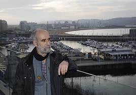 Juan Manuel Martínez Morala, en la terraza del edificio Spaces, con la zona de los astilleros al fondo.