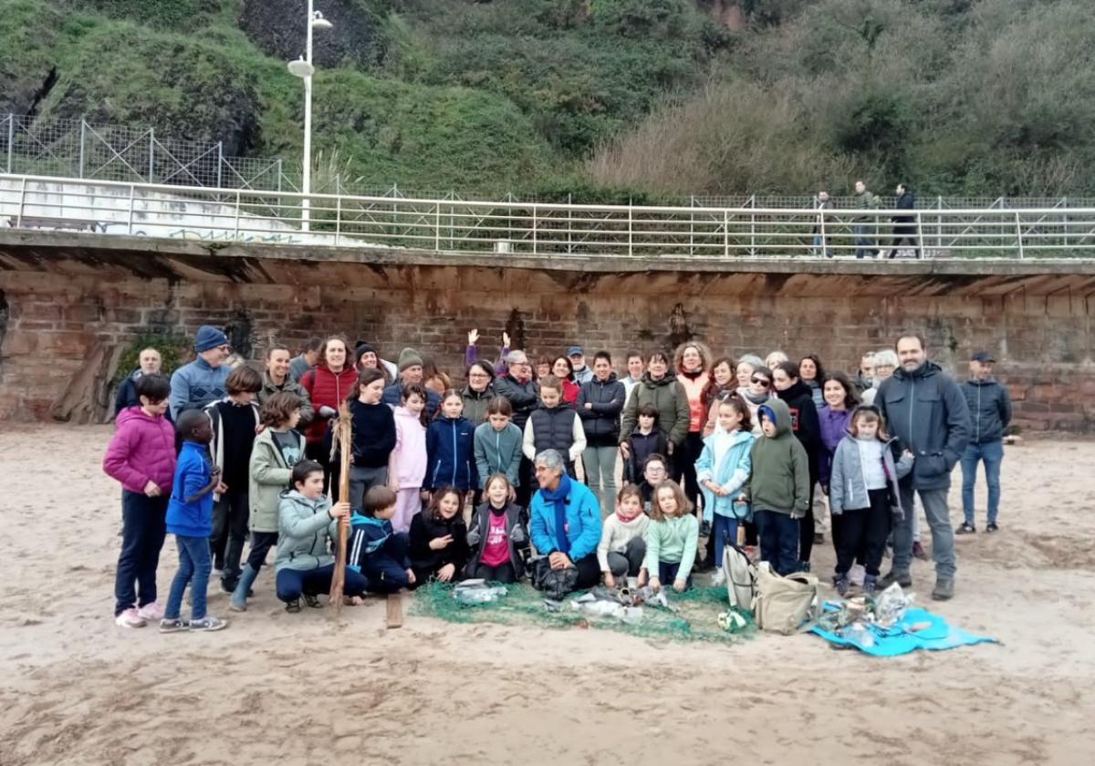 Medio centenar de personas acudieron a limpiar la playa de Candás.