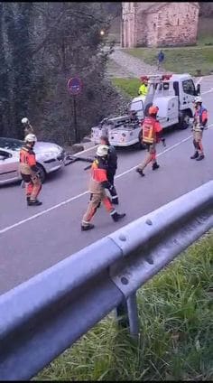 La Policía Local y los Bomberos rescatan a un coche que se salió junto a San Miguel de Lillo