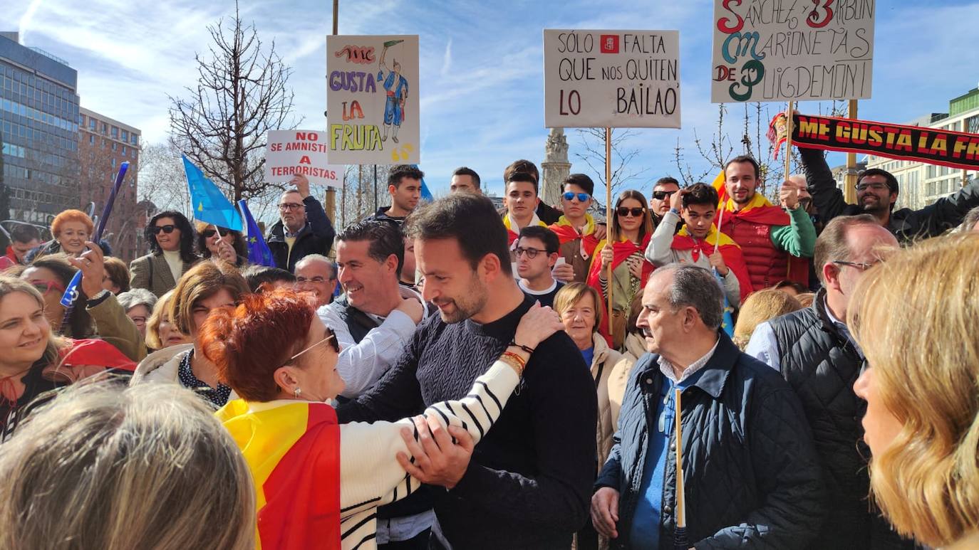 Decenas de asturianos protestan en Madrid contra la ley de amnistía