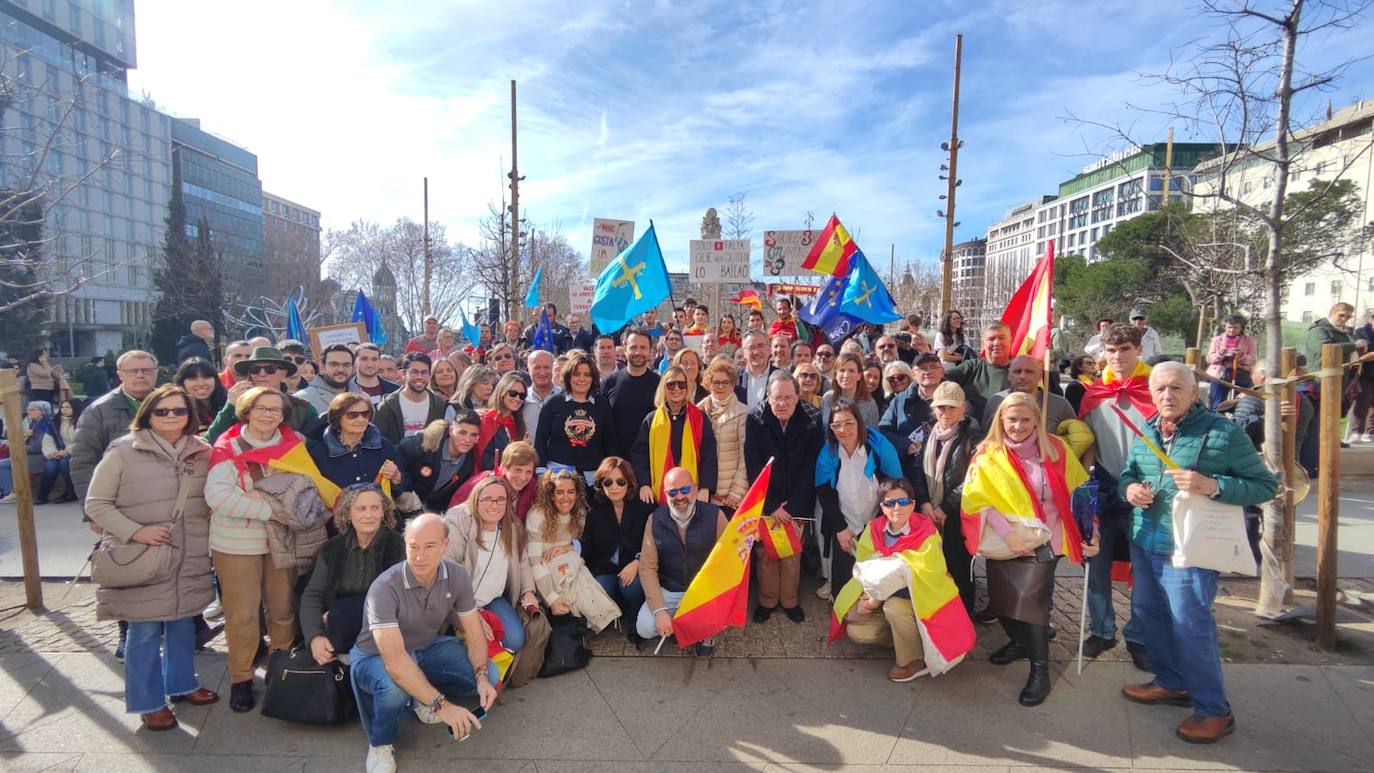 Álvaro Queipo, en el centro de la imagen, junto a decenas de asturianos que se desplazaron este domingo a Madrid para asistir a la manifestación contra la ley de amnistía.