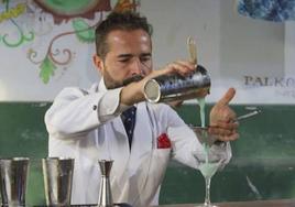 El hostelero y bartender Borja Cortina preparando bebidas.