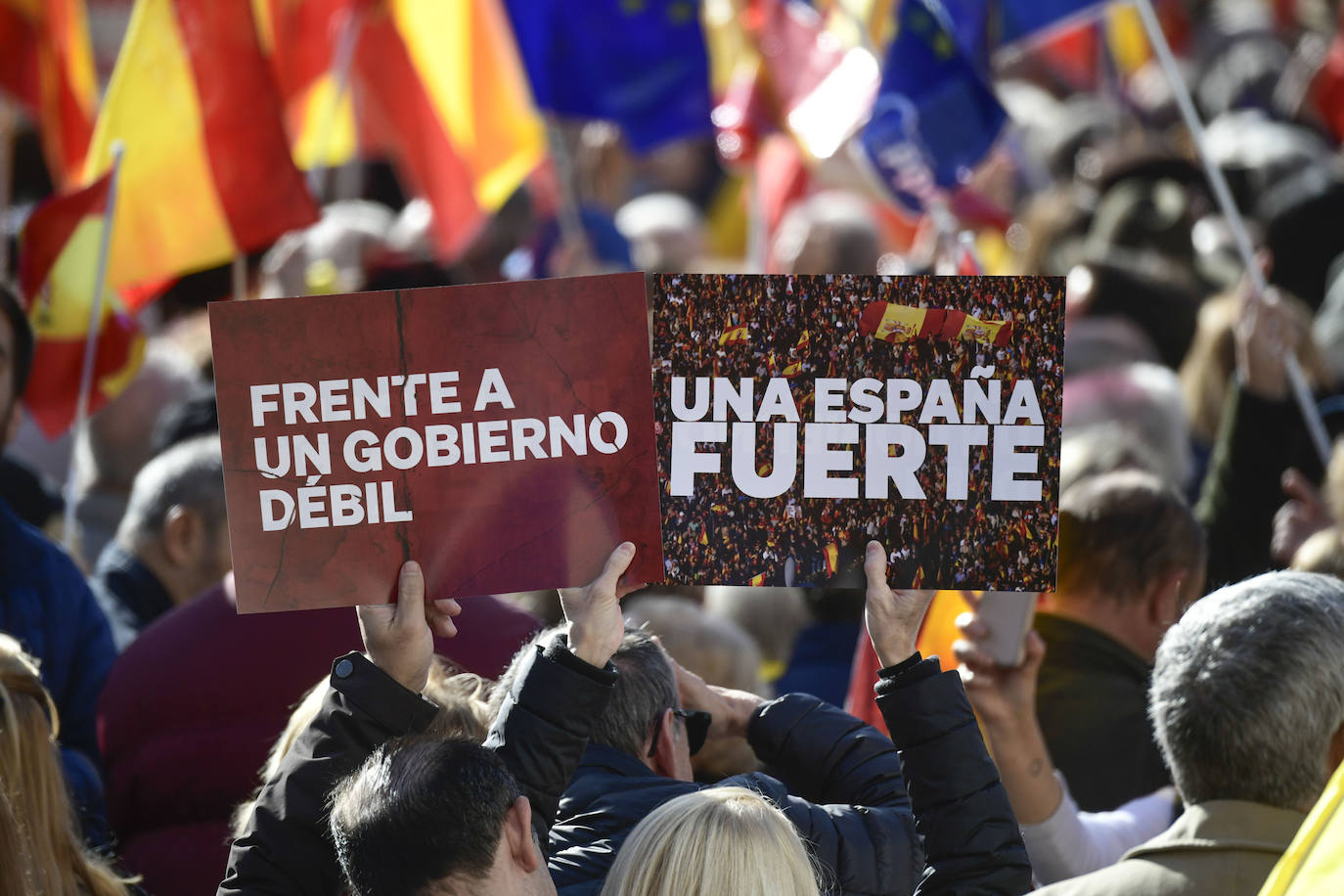 Decenas de asturianos protestan en Madrid contra la ley de amnistía