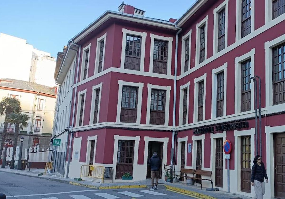 Edificio en el que se ubica el centro de día de Luarca, gestionado ahora por Clecea.