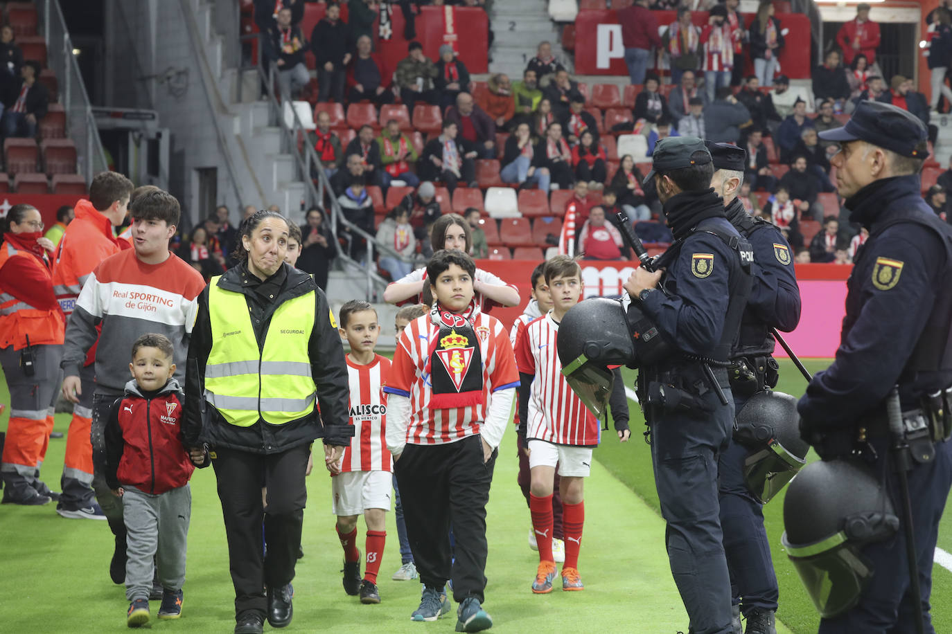 ¿Estuviste en el Sporting - Racing de Ferrol? ¡Búscate en las fotos!