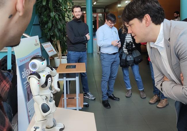 El consejero de Ciencia, Borja Sánchez, charla con Nao, un robot social que interactúa con los pacientes.