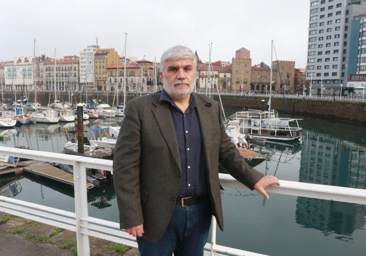 Jacinto Braña, en el puerto deportivo de Gijón, frente a las oficinas del diario EL COMERCIO.