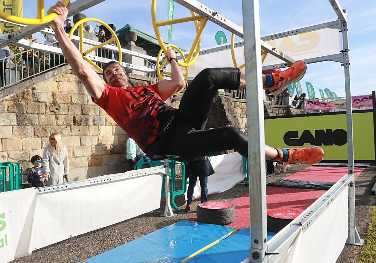 Uno de los participantes trata de superar uno de los últimos obstáculos de la prueba.