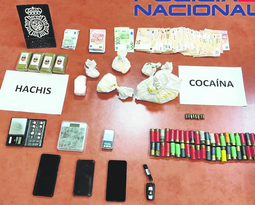 Drogas y material incautado por la Policía Nacional. e. c.